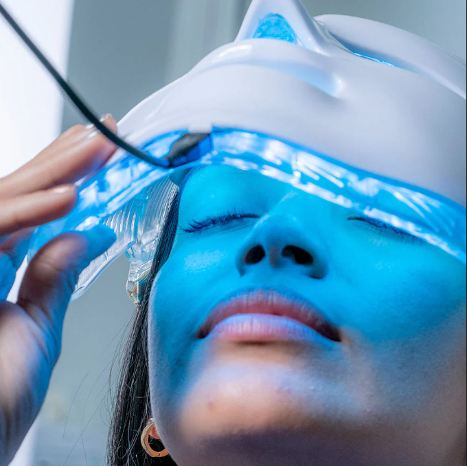 Aurenza Shop The Face Mask Light Therapy Pro, close-up of the sleek black LED facial mask for skin rejuvenation therapy.