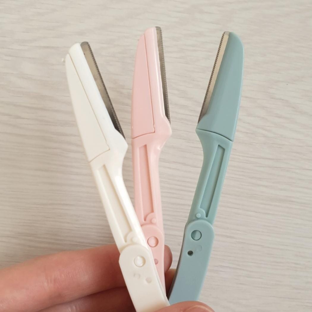 Pack of 3 Aurenza Shop eyebrow and face razors with precision blades for grooming and hair removal.